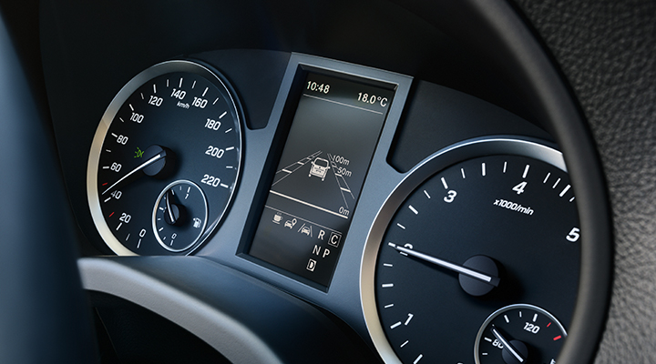 Mise en valeur de l’assistance active de freinage, une caractéristique de sécurité du fourgon Metris de Mercedes-Benz. 